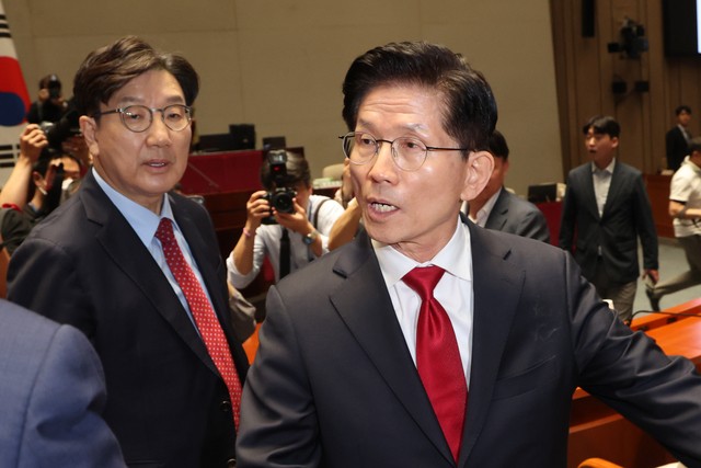 김문수 국민의힘 대선 후보가 9일 서울 여의도 국회에서 열린 국민의힘 의원총회에서 권영세 비상대책위원장이 후보 단일화를 압박하는 발언을 한 뒤 퇴장하자 이에 항의하며 회의장을 빠져나가고 있다. 권성동 원내대표가 김 