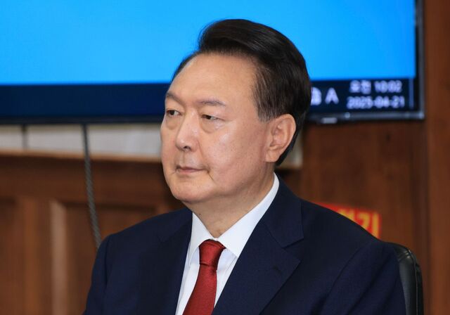 윤석열 전 대통령이 지난달 21일 서초동 서울중앙지법에서 열린 내란 우두머리 혐의에 대한 두 번째 정식 재판에 출석하고 있다.최현규 기자