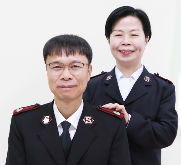 같은 사역지에서 함께 사역하는 부부 목회자 이계룡·박선희 구세군 사관 부부.본인 제공