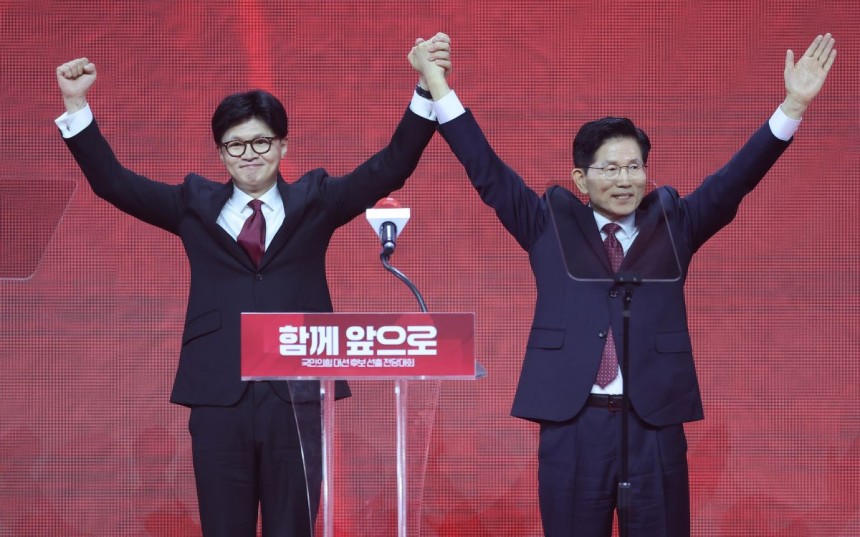 국민의힘 대선 후보로 선출된 김문수 후보가 3일 경기 고양시 킨텍스에서 열린 국민의힘 전당대회에서 한동훈 후보와 인사하고 있다. 연합뉴스