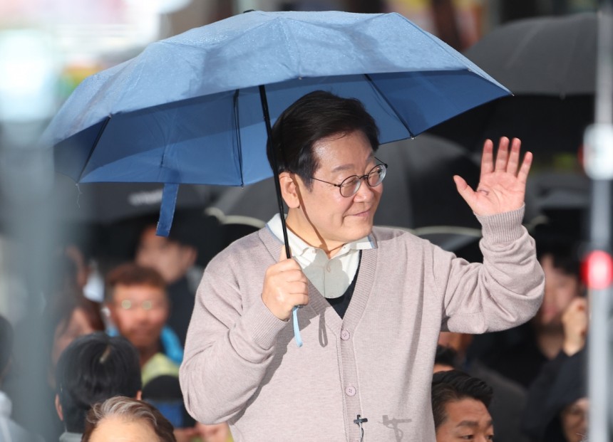 이재명 더불어민주당 대선 후보가 제3차 골목골목 경청투어로 경북지역 방문에 나선 9일 경북 고령군 대가야역사공원에서 지지자들을 향해 인사하고 있다.연합뉴스