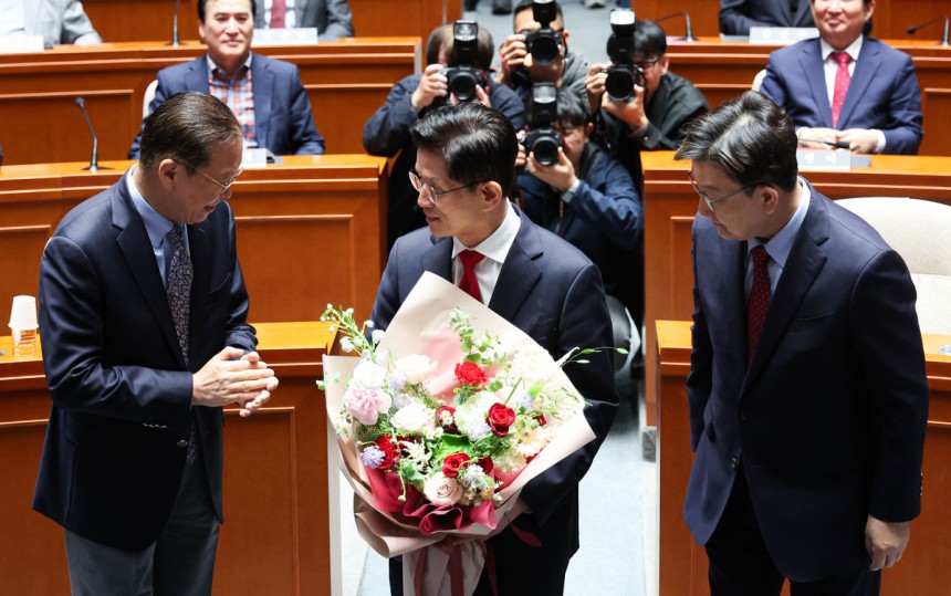 김문수 국민의힘 대선 후보가 9일 오전 서울 여의도 국회에서 열린 의원총회에서 권영세 비상대책위원장과 권성동 원내대표에게 꽃다발을 받고 자리로 이동하고 있다. 뉴시스
