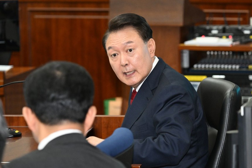윤석열 전 대통령이 지난달 21일 서울중앙지법에서 열린 내란 우두머리 혐의 형사재판 두 번째 공판에 출석하고 있다. 뉴시스