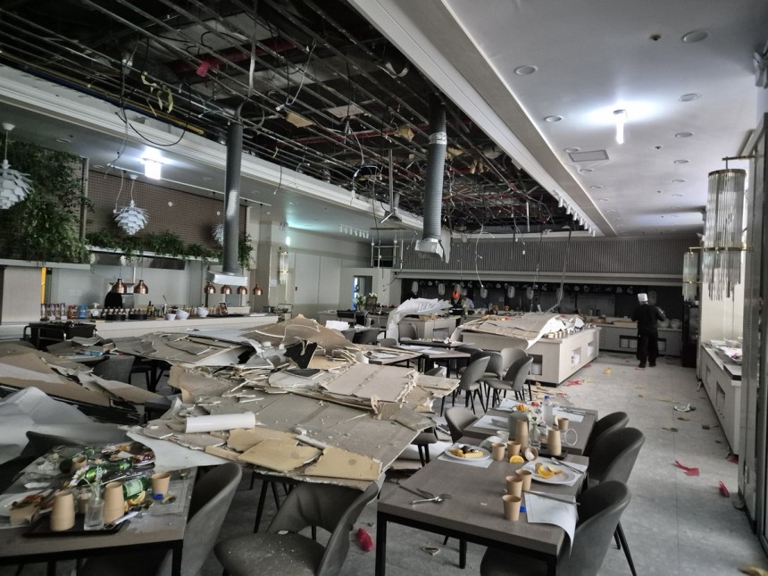 지난 10일 충남 천안시 한 웨딩홀 연회장 천장에서 석고보드 재질의 마감재가 바닥으로 떨어진 모습. 천안동남소방서 제공