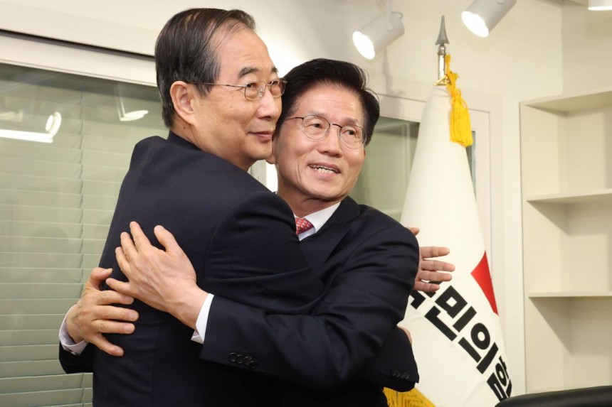김문수 국민의힘 대선 후보와 한덕수 전 국무총리가 11일 국민의힘 당사에서 만나 포옹하고 있다. 연합뉴스