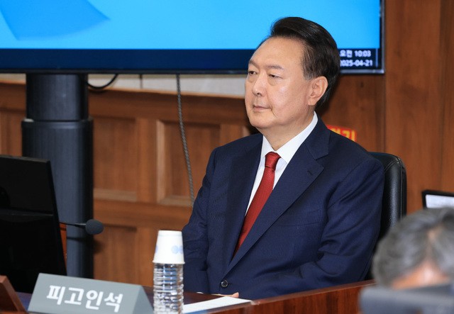 윤석열 전 대통령이 지난달 21일 서초동 서울중앙지법에서 열린 내란 우두머리 혐의에 대한 두 번째 정식 재판에 출석하고 있다.최현규 기자