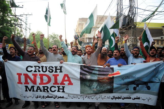 Pakistani traders protest against India in Hyderabad on the 10th (local time).