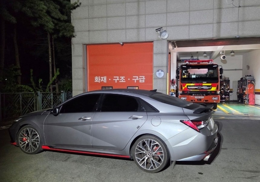 지난 7일 김포 양촌119안전센터 앞을 가로막은 A씨 승용차 모습. 김포소방서 제공