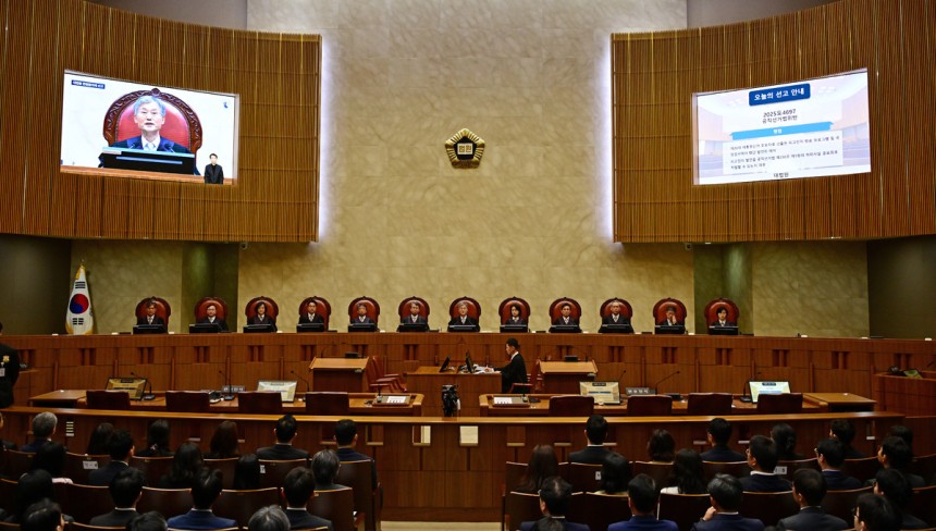 지난 1일 서울 서초구 대법원 대법정에서 이재명 더불어민주당 대선 후보의 공직선거법 위반 사건 상고심 선고를 준비하는 조희대 대법원장을 비롯한 대법관들. 사진공동취재단