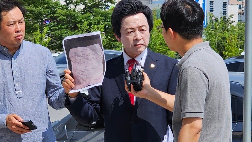 신도를 성추행한 혐의로 고소당한 허경영 국가혁명당 명예대표가 지난해 7월 경찰 조사를 앞두고 경기북부경찰청 앞에서 자신의 입장을 밝히고 있다. 뉴시스