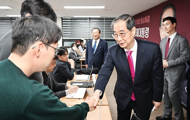 한덕수 전 국무총리가 11일 서울 여의도 대선 캠프에서 국민의힘 당원 투표 결과 승복 기자회견을 마친 뒤 기자들과 악수하고 있다. 한 전 총리는 “김문수 후보자님과 지지자분들이 승리하시길 기원한다. 할 수 있는 일을