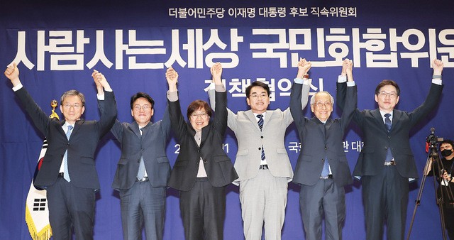 윤여준(오른쪽 두 번째) 더불어민주당 상임총괄선대위원장과 박용진(오른쪽 세 번째) 전 의원 등이 11일 서울 여의도 국회의원회관에서 열린 ‘사람사는세상 국민화합위원회’ 정책협약식에 참석해 기념촬영을 하고 있다. 연합