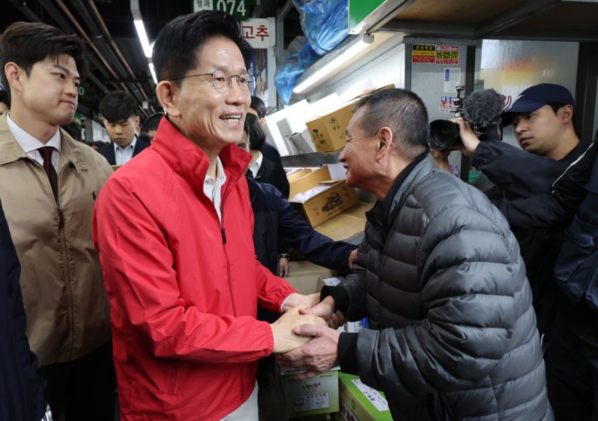 제21대 대통령 선거 공식 선거운동 첫날인 12일 김문수 국민의힘 대선 후보가 서울 송파구 가락시장을 방문해 시장들과 인사를 나누고 있다. 연합뉴스 