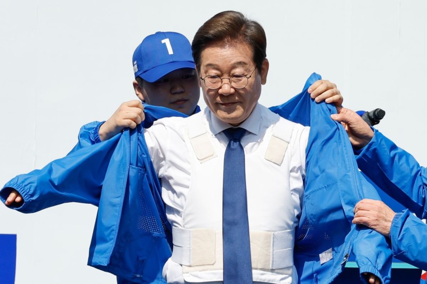 이재명 더불어민주당 대선 후보가 6·3 대통령선거 공식 선거운동 첫날인 12일 서울 광화문 청계광장에서 열린 중앙선대위 출정식 및 첫 유세에서 방탄복 위에 선대위 점퍼를 입고 있다. 연합뉴스