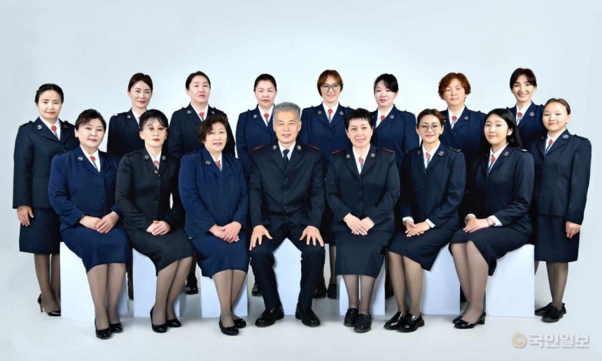 윤병학(앞 줄 가운데 왼쪽) 반유미(앞 줄 가운데 오른쪽) 사관과 울란바토르영문 제직들이 지난해 찍은 단체사진.한국 구세군 몽골대표부 제공