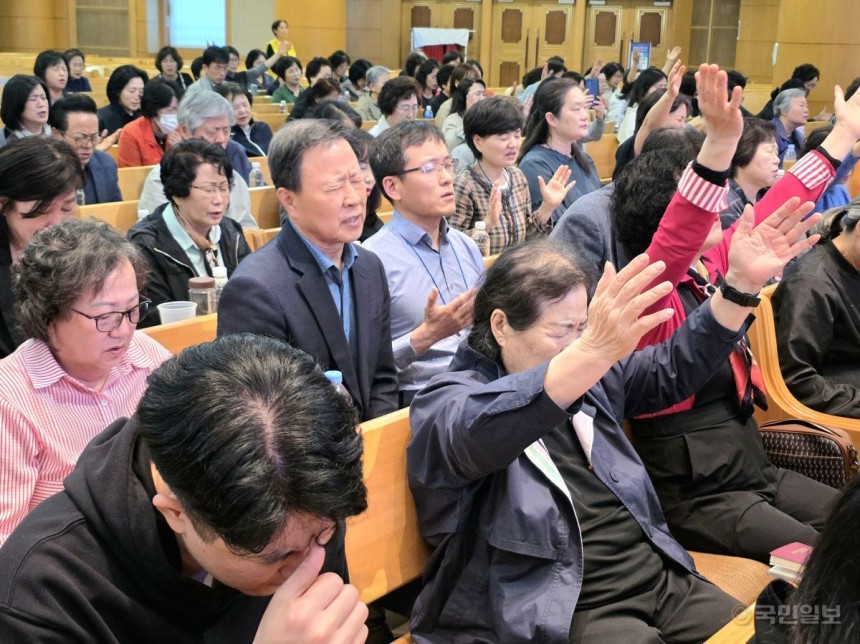 같은 날 국가3일 연합금식성회 참석자들이 서울 중랑구 금란교회에서 기도하는 모습.박윤서 기자