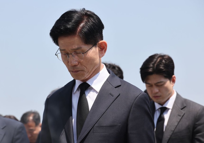 김문수 국민의힘 대선 후보가 12일 국립대전현충원에서 참배를 하고 있다. 연합뉴스