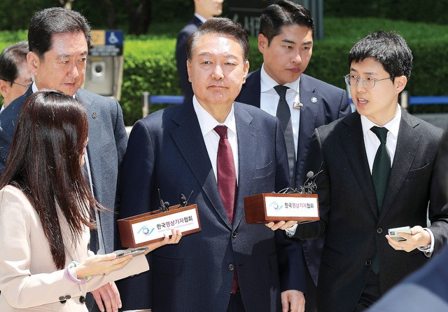 내란 우두머리 혐의로 재판에 넘겨진 윤석열 전 대통령이 12일 서울 서초구 서울중앙지법에서 열린 3차 공판에 출석한 뒤 점심식사를 위해 이동하고 있다. 윤 전 대통령은 이날 처음 법원 지상으로 걸어서 출석했지만 포토
