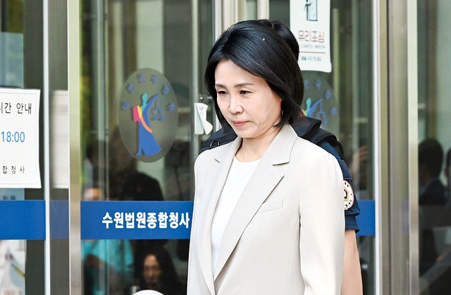 이재명 더불어민주당 대선 후보의 부인 김혜경씨가 12일 경기도 수원시 영통구 수원지방법원에서 열린 공직선거법 위반 혐의 항소심 선고 공판을 마친 뒤 법원을 나서고 있다.뉴시스