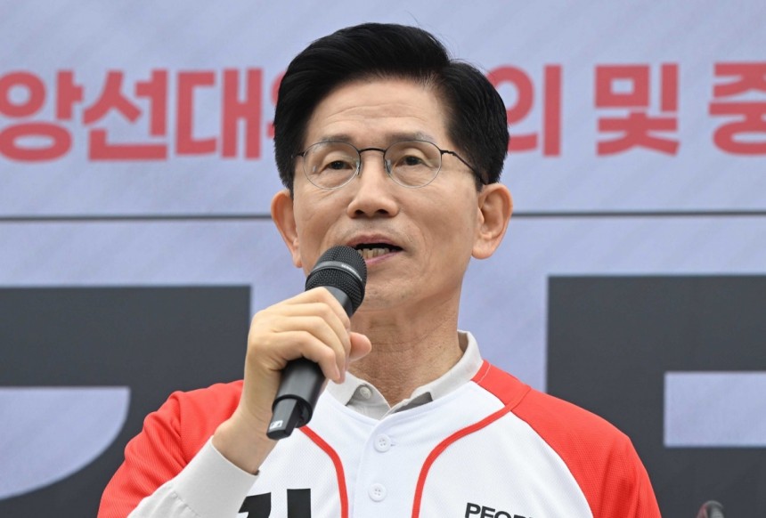 국민의힘 김문수 대선 후보가 12일 서울 영등포구 여의도 국민의힘 중앙당사에서 열린 중앙선대위 임명장 수여식에서 발언하고 있다. 공동취재사진