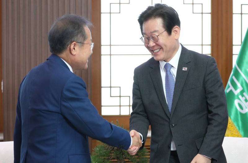 “尹 영향 받는 국힘, 가짜 보수” <b>이재명</b>에 합류한 홍준표 지지자들