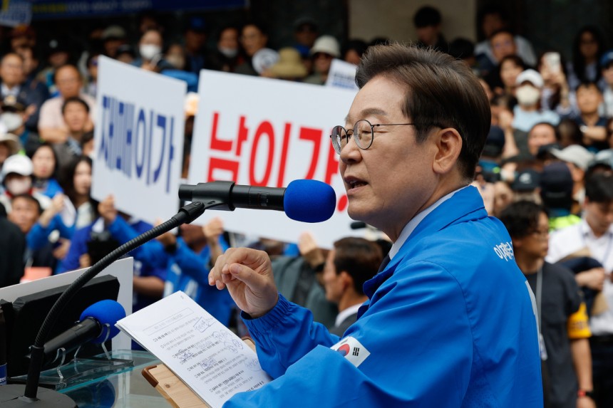 더불어민주당 이재명 대선 후보가 13일 '보수의 심장'이라고 불리는 대구광역시의 동성로 거리에서 집중 유세를 하고 있다. 공동취재단