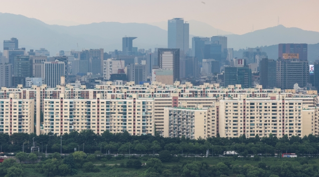 서울 성동구 응봉산에서 바라본 강남구 압구정 현대아파트 모습. 연합뉴스