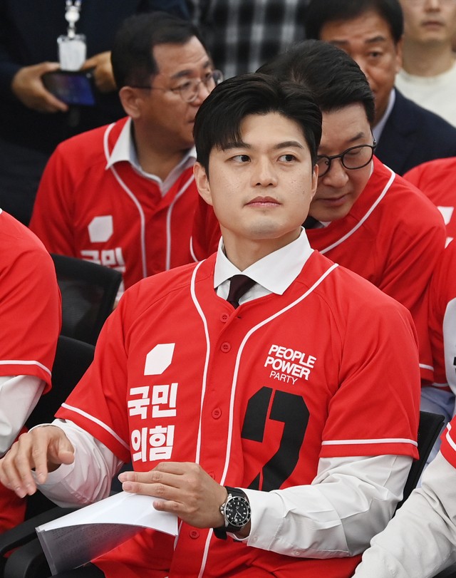 국민의힘 비상대책위원장으로 지명된 김용태 당 중앙선거대책위원회 공동선거대책위원장이 12일 서울 여의도 당사에서 열린 선대위 임명장 수여식에 참석하고 있다. 김 위원장은 대통령의 계엄이 잘못됐다는 것 등을 인정해야 한