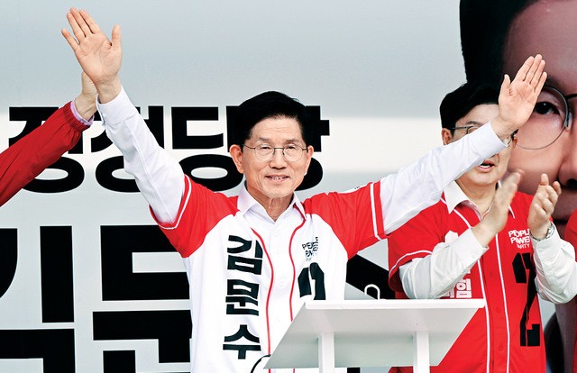 김문수 국민의힘 대선 후보가 13일 울산 남구 신정시장에서 지지자들에게 인사하고 있다. 김 후보는 “박정희 전 대통령은 산업혁명을 이룬 위대한 대통령”이라고 칭송하며 보수층 결집에 나섰다. 울산=최현규 기자