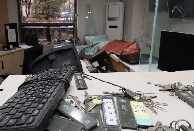‘<b>서부지법 난동</b>’ 남성 2명 <b>실형</b>…법원 “모두가 피해자”