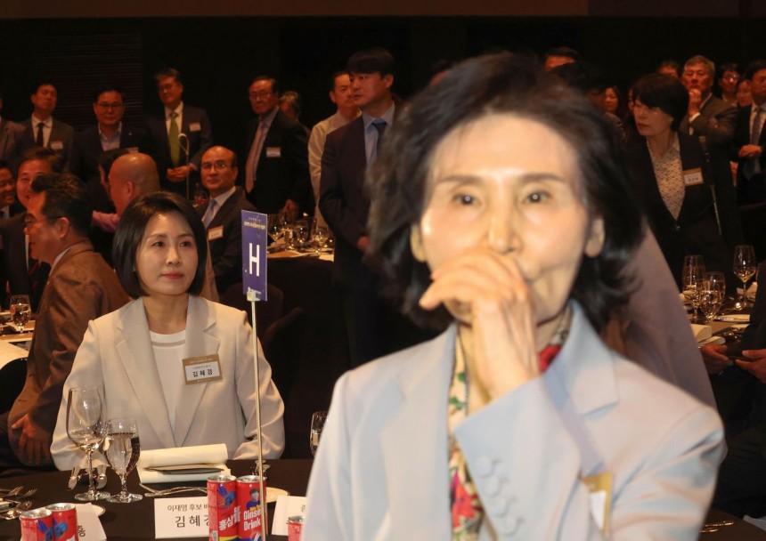 김문수 국민의힘 대선 후보의 부인 설난영(오른쪽) 여사가 지난 12일 서울 중구 신라호텔에서 열린 한 불교 행사에 참석해 행사를 지켜보고 있다. 설 여사 왼쪽은 이재명 더불어민주당 대선 후보의 부인 김혜경 여사. 연