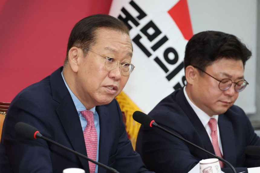 권영세 전 국민의힘 비상대책위원장이 지난 10일 서울 여의도 국회에서 사상 초유의 대선 후보 교체에 대한 입장을 밝히고 있다. 연합뉴스