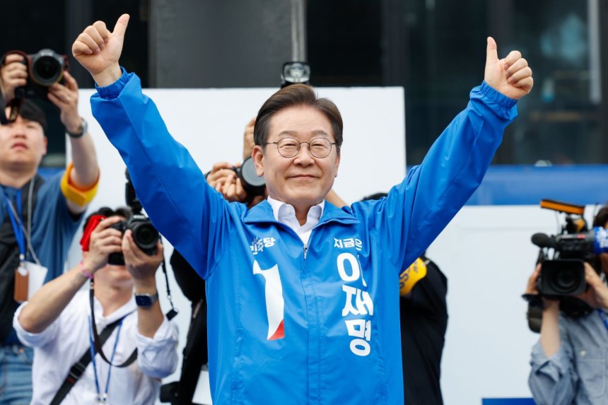 이재명 더불어민주당 대선 후보가 14일 경남 창원시 상남분수광장에서 열린 집중 유세에서 연설을 마친 뒤 엄지를 들어 보이며 인사하고 있다. 연합뉴스