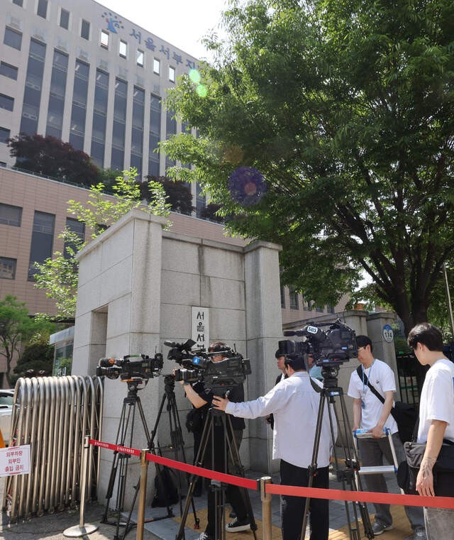 ‘서부지법 사태’ 첫 판결 2명 징역형… 재판부 “모두가 피해자”
