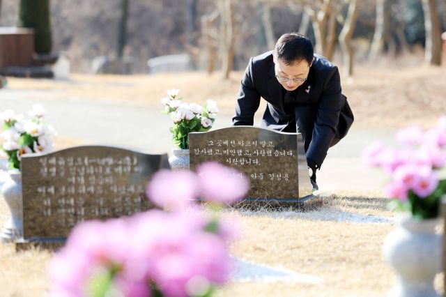 김상욱 의원이 지난 2월 24일 오전 광주 5·18 민주묘지에서 헌화하고 있다. 연합뉴스