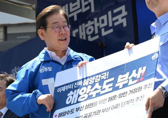산은 부산 이전… 이 “불가” 김 “관철”