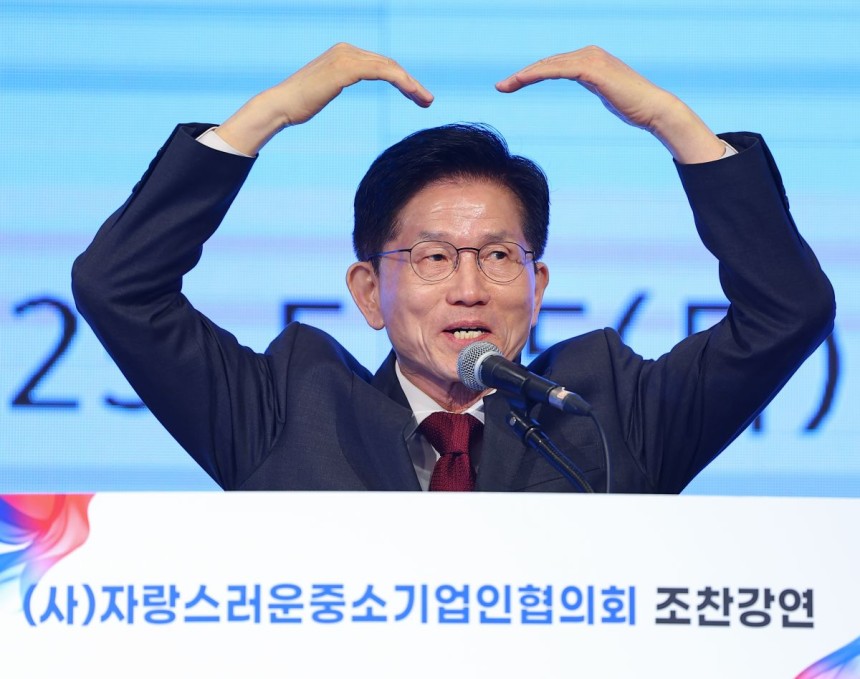 김문수 국민의힘 대선 후보가 15일 서울 영등포구 중소기업중앙회에서 열린 '자랑스러운 중소기업인협의회 조찬 강연'에 참석해 인사말에 앞서 하트를 만들어 보이고 있다. 연합뉴스
