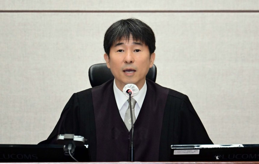 지귀연 부장판사가 지난달 21일 서울 서초구 서울중앙지법에서 열린 윤석열 전 대통령 내란 우두머리 혐의 형사재판 2차 공판에서 발언하고 있다. 연합뉴스