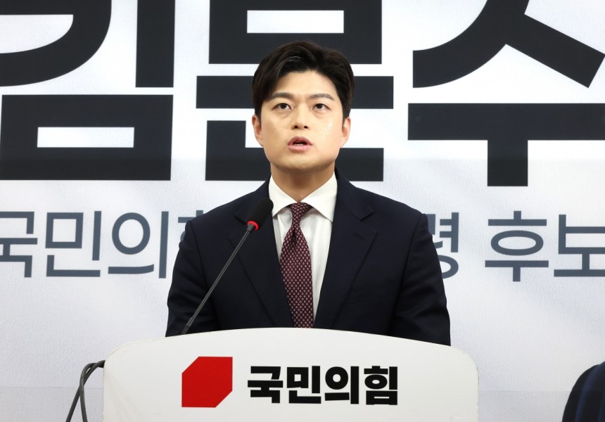 국민의힘 비상대책위원장으로 임명된 김용태 의원이 15일 국회에서 기자회견을 열고 발언하고 있다. 연합뉴스