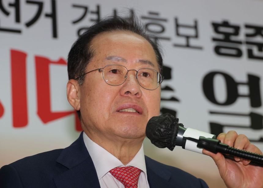 홍준표 전 대구시장이 지난달 29일 서울 여의도 대하빌딩 선거 캠프 사무실에서 정계 은퇴 관련 기자회견을 하고 있다. 연합뉴스