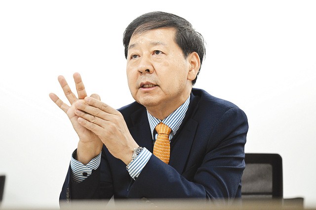 구윤철 서울대 경제학부 특임교수가 지난 13일 서울 여의도 국민일보 본사에서 인터뷰를 하고 있다. 구 특임교수는 저성장과 출산율 저하 등이 겹친 한국의 현상황을 ‘구조적 위기’로 진단하고 성장동력을 회복할 수 있는 