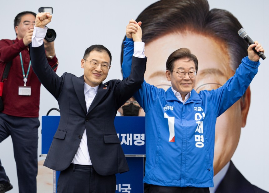 이재명 더불어민주당 대선 후보가 16일 전북 익산시 익산역 동부광장에서 열린 유세에서 무소속 김상욱 의원과 손을 들어 인사하고 있다. 공동취재사진