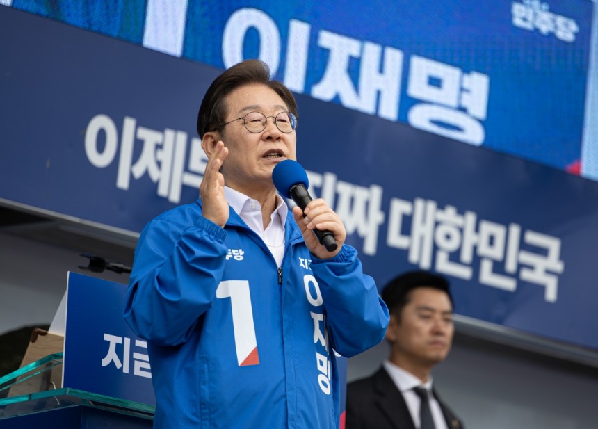 이재명 더불어민주당 대선 후보가 16일 전북 군산시 구 시청광장에서 열린 유세에서 지지를 호소하는 연설을 하고 있다. 연합뉴스