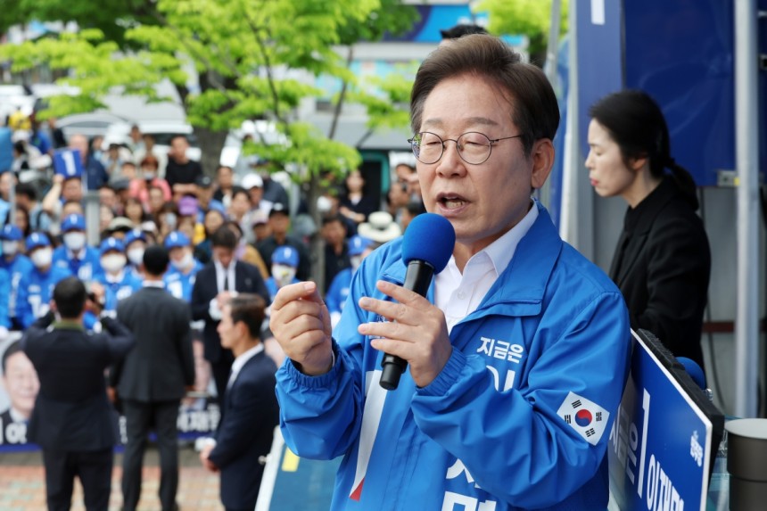 이재명 더불어민주당 대선 후보가 16일 전북 군산시 구시청광장에서 열린 유세에서 지지를 호소하는 연설을 하고 있다. 공동취재사진