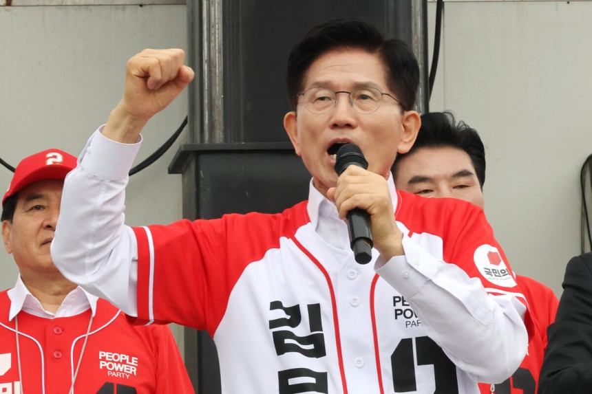 국민의힘 김문수 대선 후보가 16일 경기 수원시 지동시장에서 열린 유세에서 시민들에게 지지를 호소하고 있다. 공동취재사진