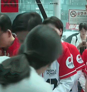 김문수 국민의힘 대선 후보가 16일 판교역 출근길 인사 도중 한 시민에게 받은 쪽지를 읽고 있다. 김 후보 유튜브 캡처