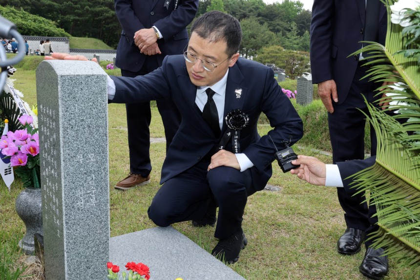 5·18민주화운동 45주년을 하루 앞둔 17일 국민의힘을 탈당한 무소속 김상욱 국회의원이 광주 북구 운정동 국립5·18민주묘지에서 안종필 열사의 묘역을 살펴보고 있다. 연합뉴스