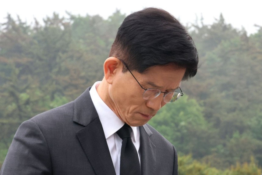 김문수 국민의힘 대선 후보가 17일 광주 북구 국립 5·18 민주묘지를 찾아 참배하고 있다. 연합뉴스