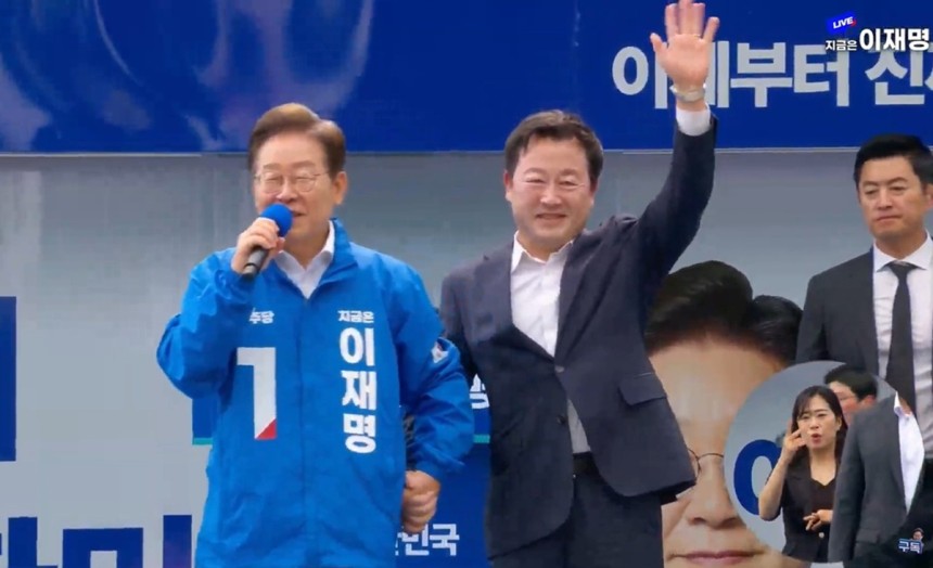 이재명 더불어민주당 대선 후보가 17일 광주 김대중컨벤션센터 광장에서 진행된 유세에서 김용남 전 새누리당 의원을 소개하고 있다. 이 후보는 김 전 의원과 포옹하고, 손도 꼭 잡았다. 더불어민주당 유튜브 ‘델리민주’ 