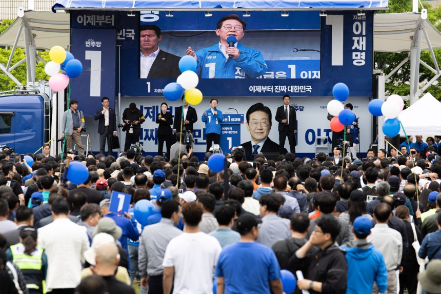 이재명 더불어민주당 대선후보가 16일 전북 군산시 구시청광장에서 열린 유세에서 연설하는 가운데 유세장에 인파가 몰려 있다. 공동취재사진
